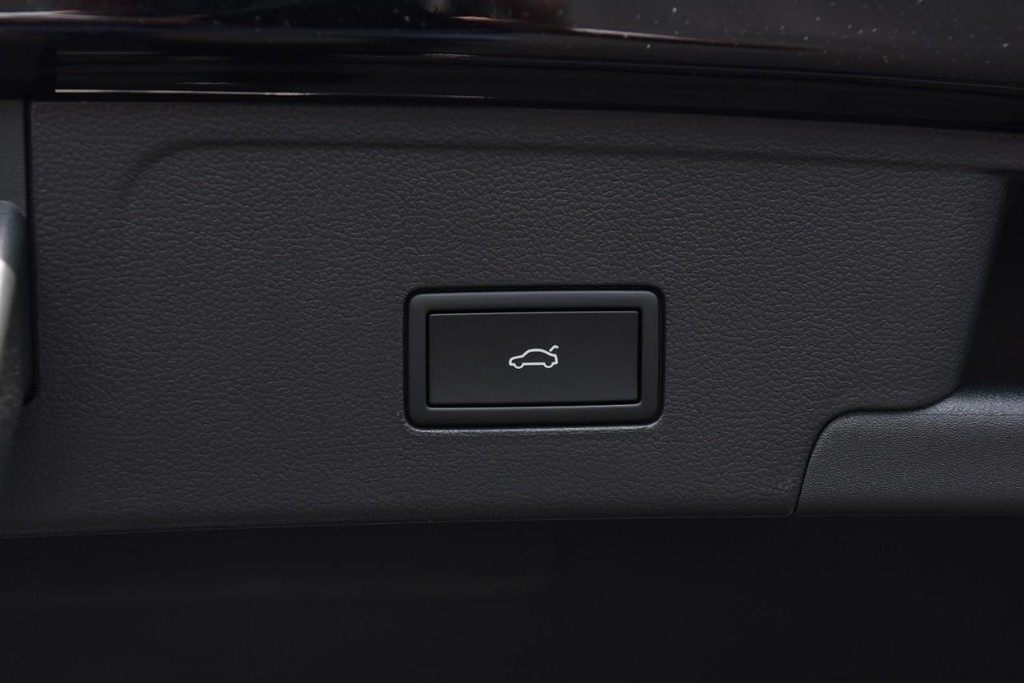 Volkswagen Atlas Cross Sport Vehicle Full-screen Gallery Image 26