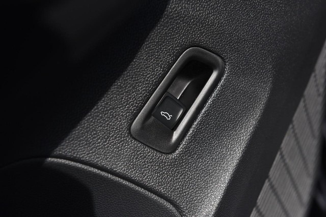 Volkswagen Atlas Cross Sport Vehicle Image 09