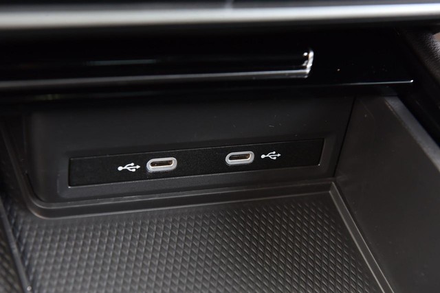 Volkswagen Atlas Cross Sport Vehicle Image 16