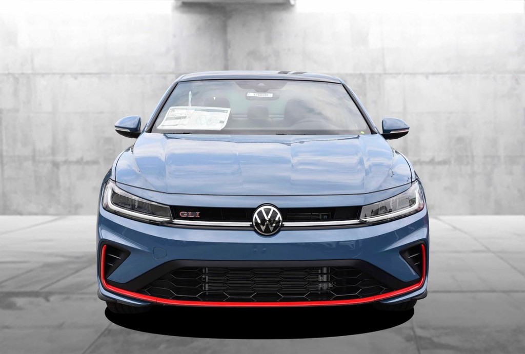 Volkswagen Jetta GLI Vehicle Full-screen Gallery Image 4