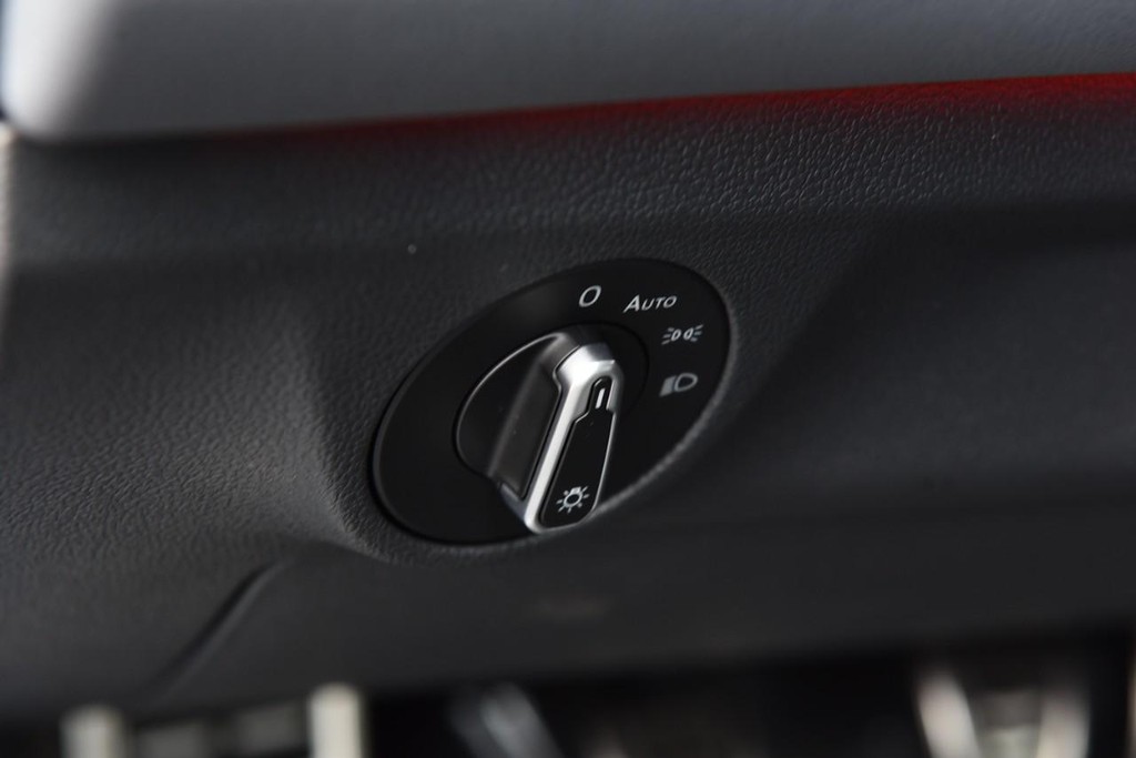 Volkswagen Jetta GLI Vehicle Full-screen Gallery Image 11