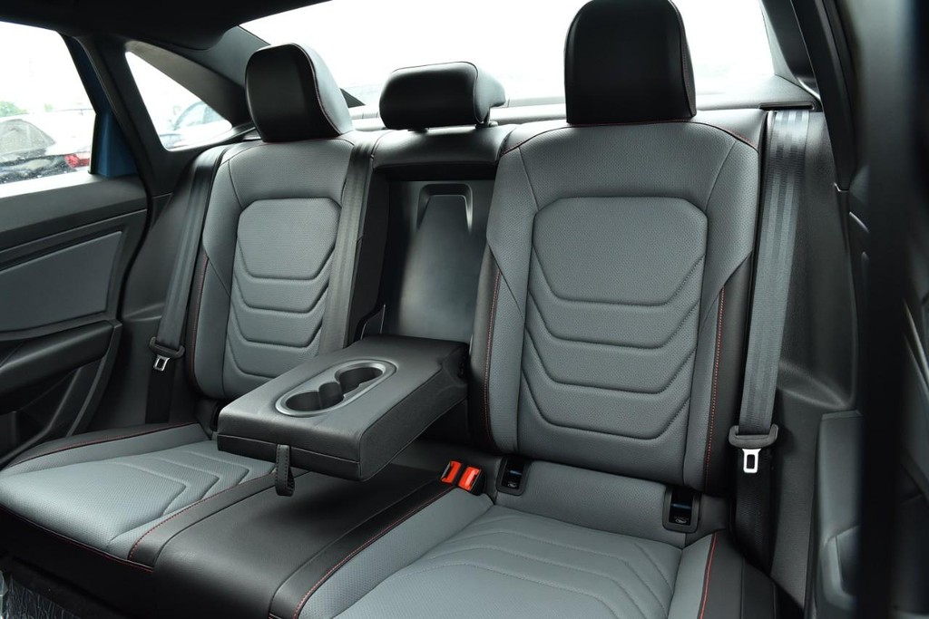 Volkswagen Jetta GLI Vehicle Full-screen Gallery Image 24