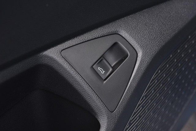 Volkswagen Jetta GLI Vehicle Image 09
