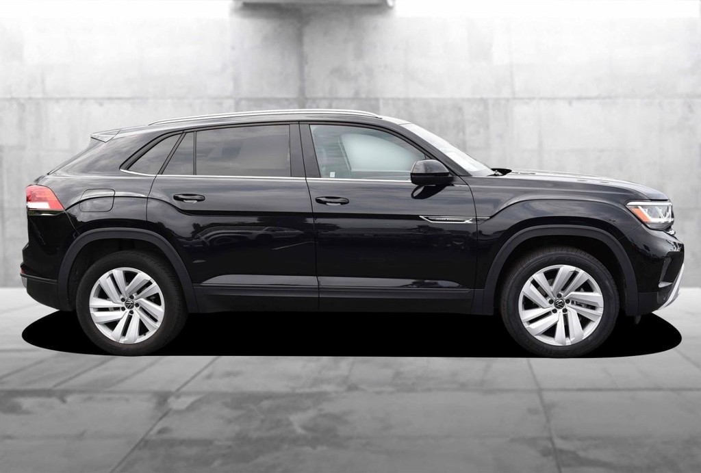 Volkswagen Atlas Cross Sport Vehicle Full-screen Gallery Image 5