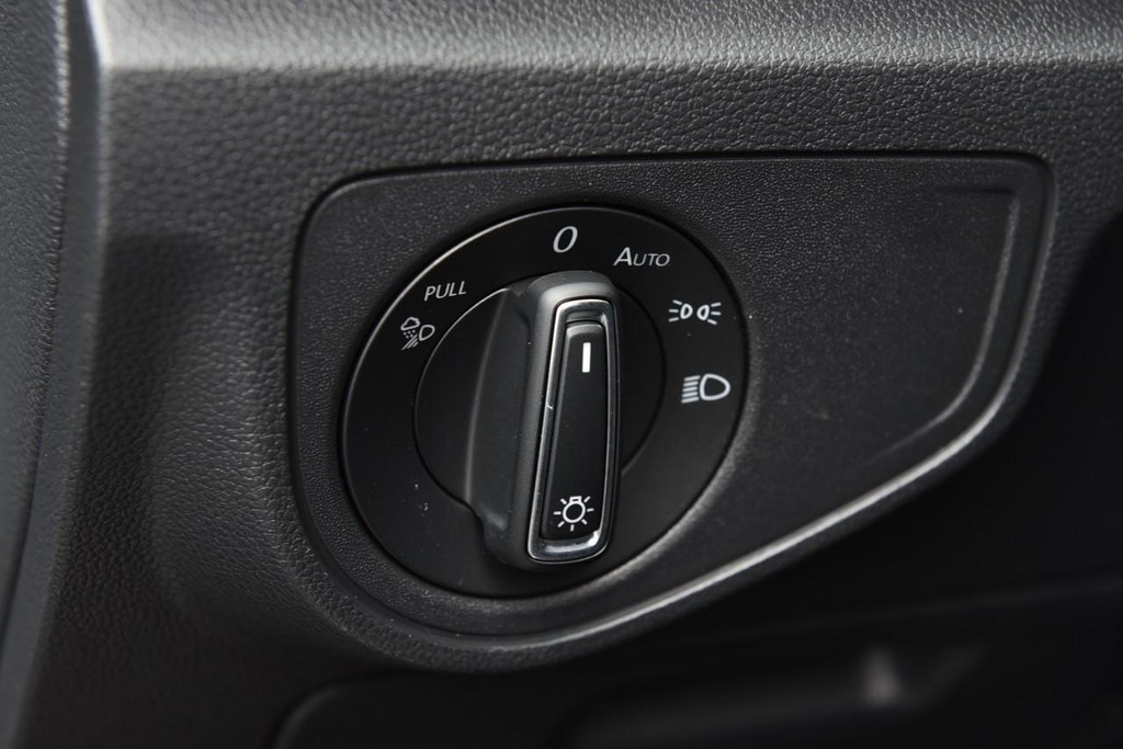 Volkswagen Atlas Cross Sport Vehicle Full-screen Gallery Image 11