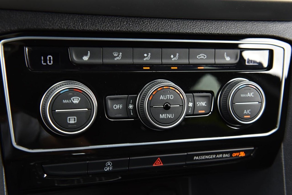 Volkswagen Atlas Cross Sport Vehicle Full-screen Gallery Image 15
