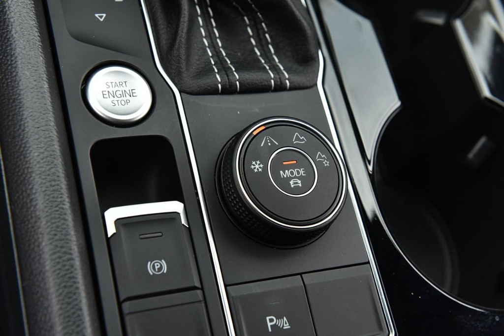 Volkswagen Atlas Cross Sport Vehicle Full-screen Gallery Image 17