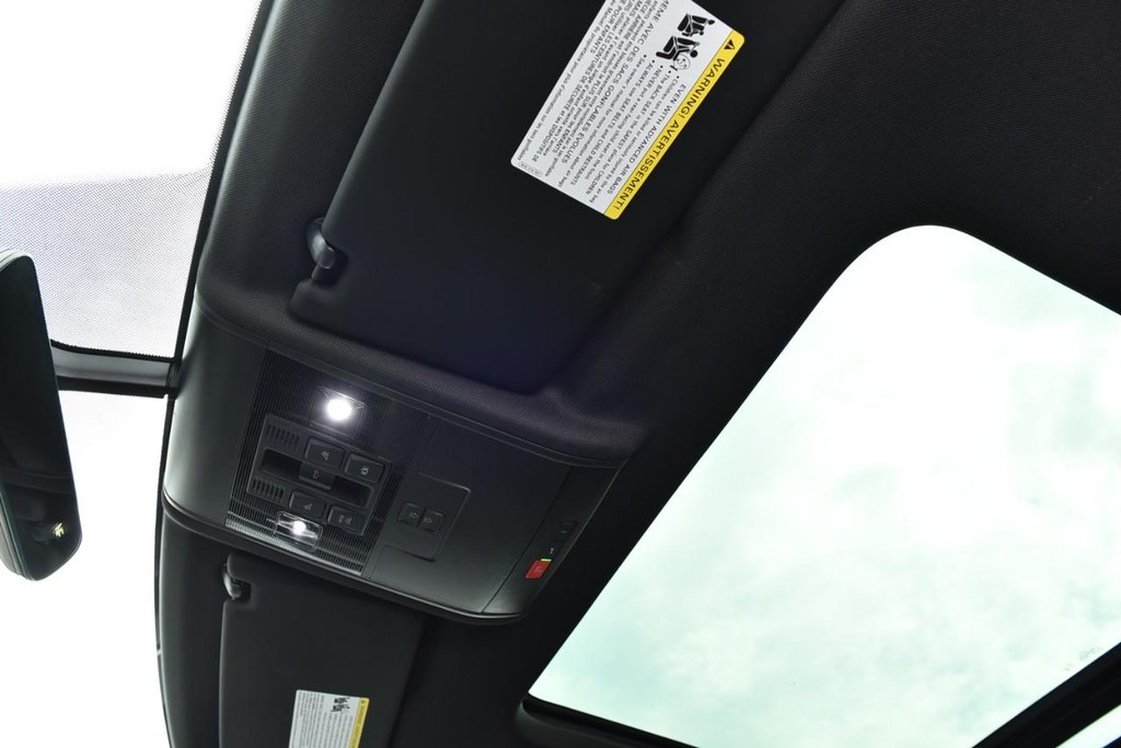 Volkswagen Atlas Cross Sport Vehicle Full-screen Gallery Image 21
