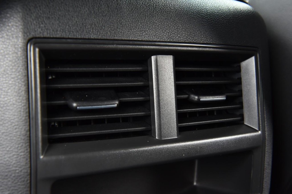 Volkswagen Atlas Cross Sport Vehicle Full-screen Gallery Image 23