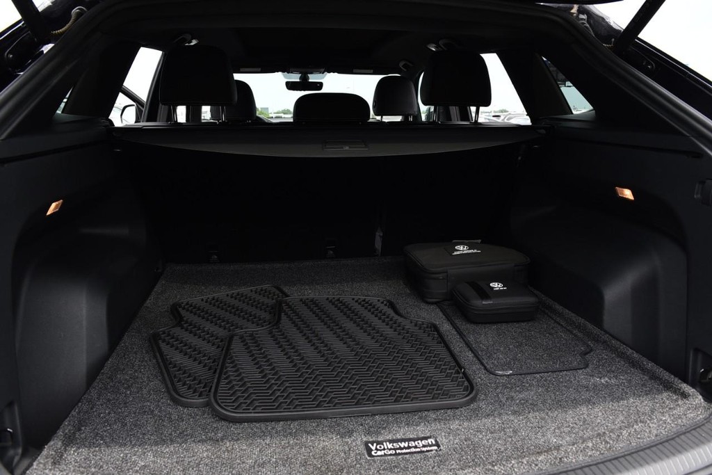 Volkswagen Atlas Cross Sport Vehicle Full-screen Gallery Image 25