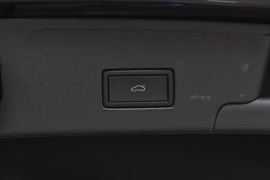 Volkswagen Atlas Cross Sport Vehicle Full-screen Gallery Image 26