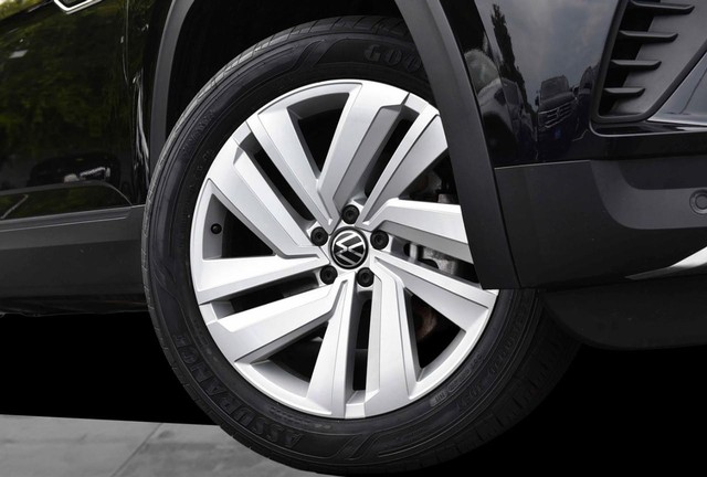 Volkswagen Atlas Cross Sport Vehicle Image 03
