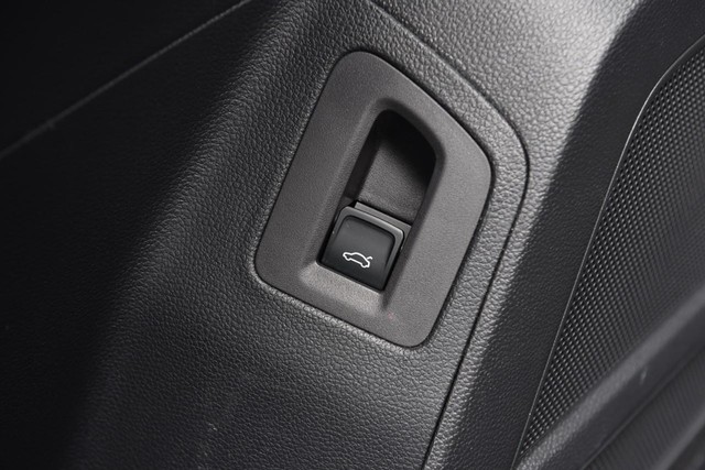 Volkswagen Atlas Cross Sport Vehicle Image 09