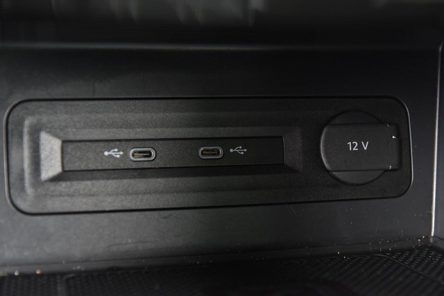 Volkswagen Atlas Cross Sport Vehicle Image 16