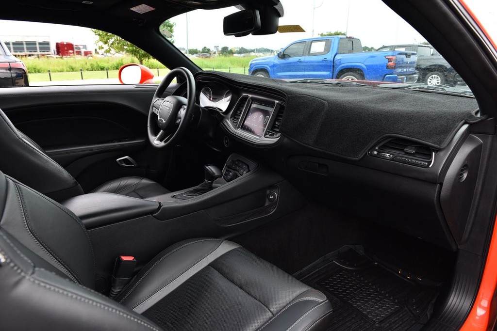 Dodge Challenger Vehicle Full-screen Gallery Image 8
