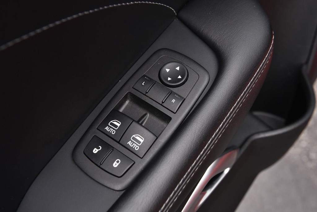 Dodge Challenger Vehicle Full-screen Gallery Image 9