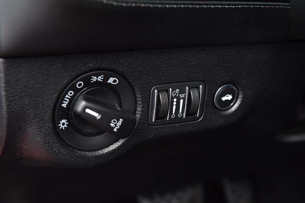 Dodge Challenger Vehicle Full-screen Gallery Image 13