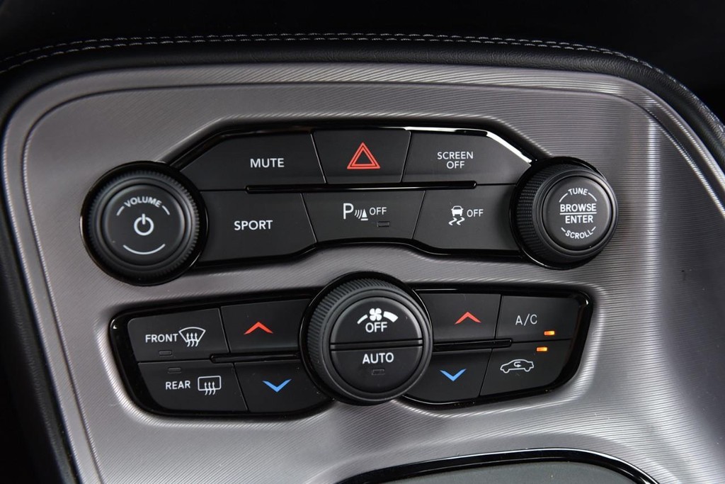 Dodge Challenger Vehicle Full-screen Gallery Image 17