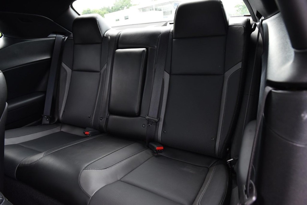 Dodge Challenger Vehicle Full-screen Gallery Image 23