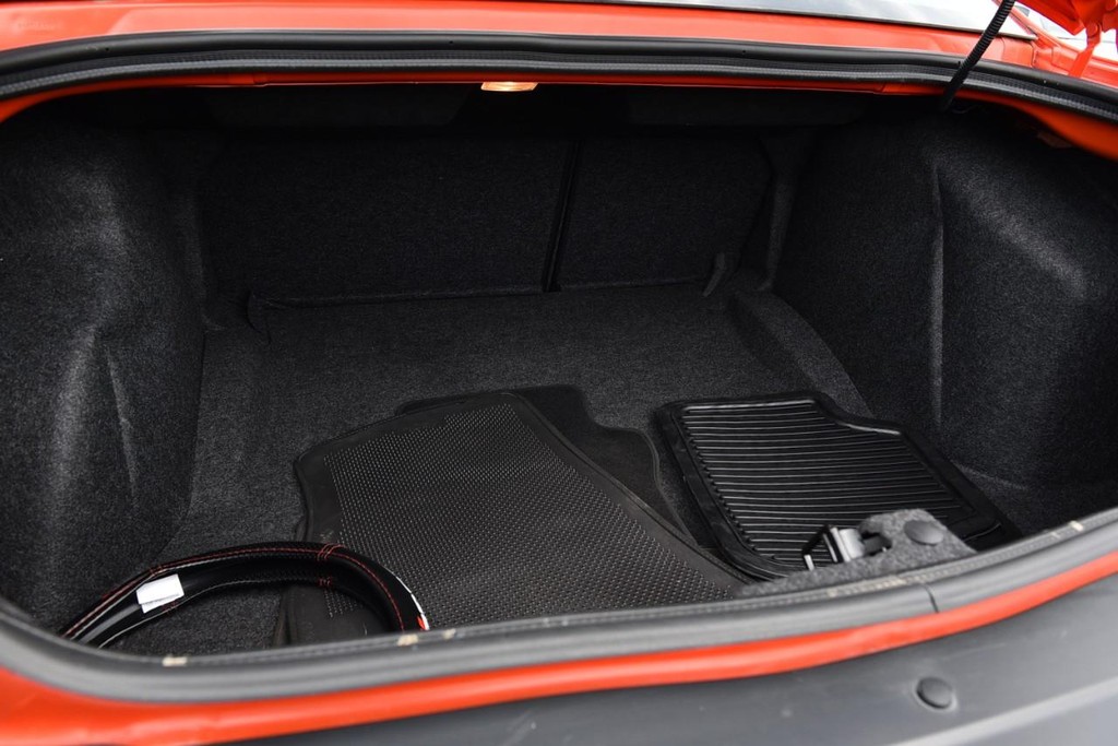 Dodge Challenger Vehicle Full-screen Gallery Image 24