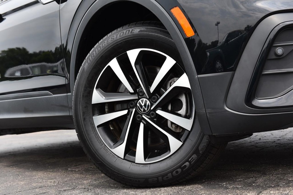 Volkswagen Tiguan Vehicle Full-screen Gallery Image 3