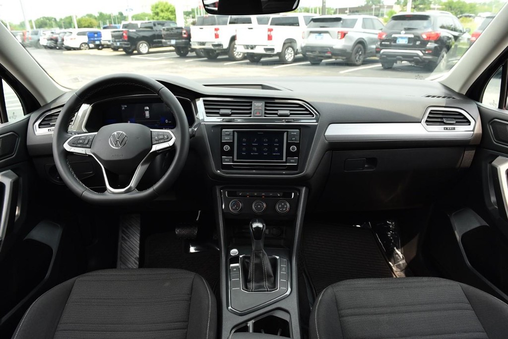 Volkswagen Tiguan Vehicle Full-screen Gallery Image 7