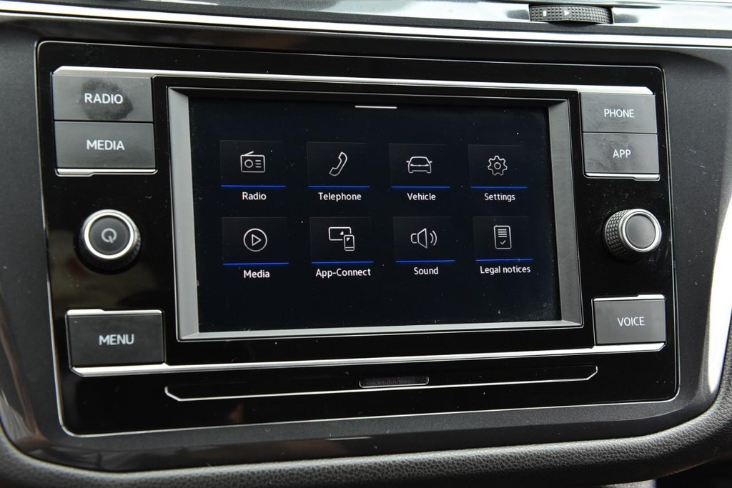 Volkswagen Tiguan Vehicle Full-screen Gallery Image 12
