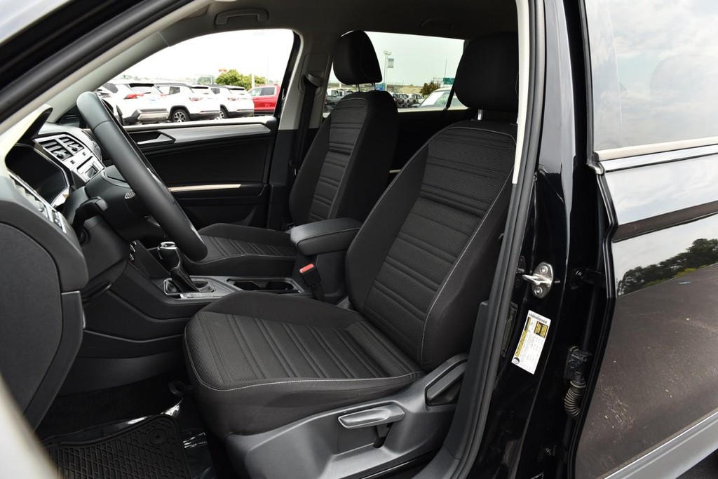 Volkswagen Tiguan Vehicle Full-screen Gallery Image 17