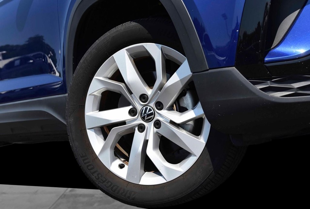 Volkswagen Taos Vehicle Full-screen Gallery Image 3