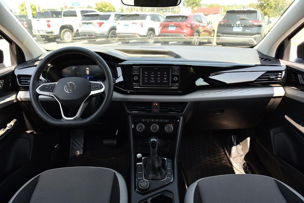Volkswagen Taos Vehicle Full-screen Gallery Image 7