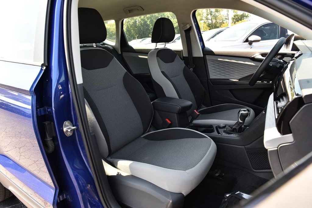 Volkswagen Taos Vehicle Full-screen Gallery Image 20