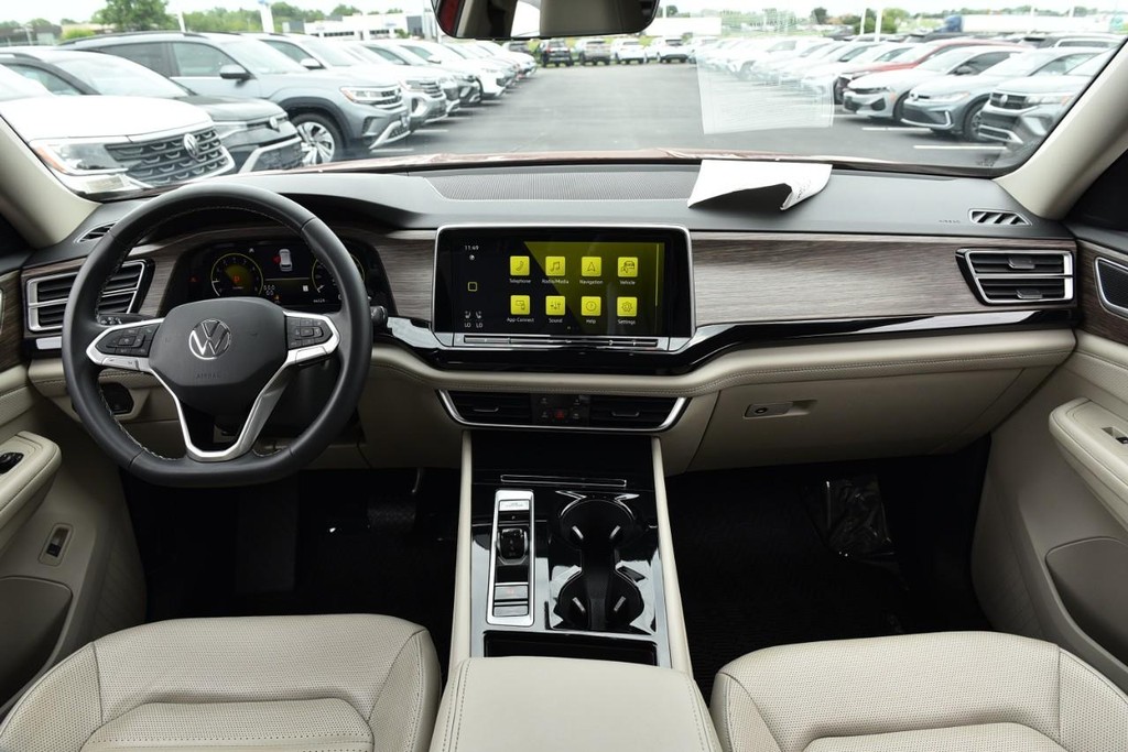 Volkswagen Atlas Vehicle Full-screen Gallery Image 7