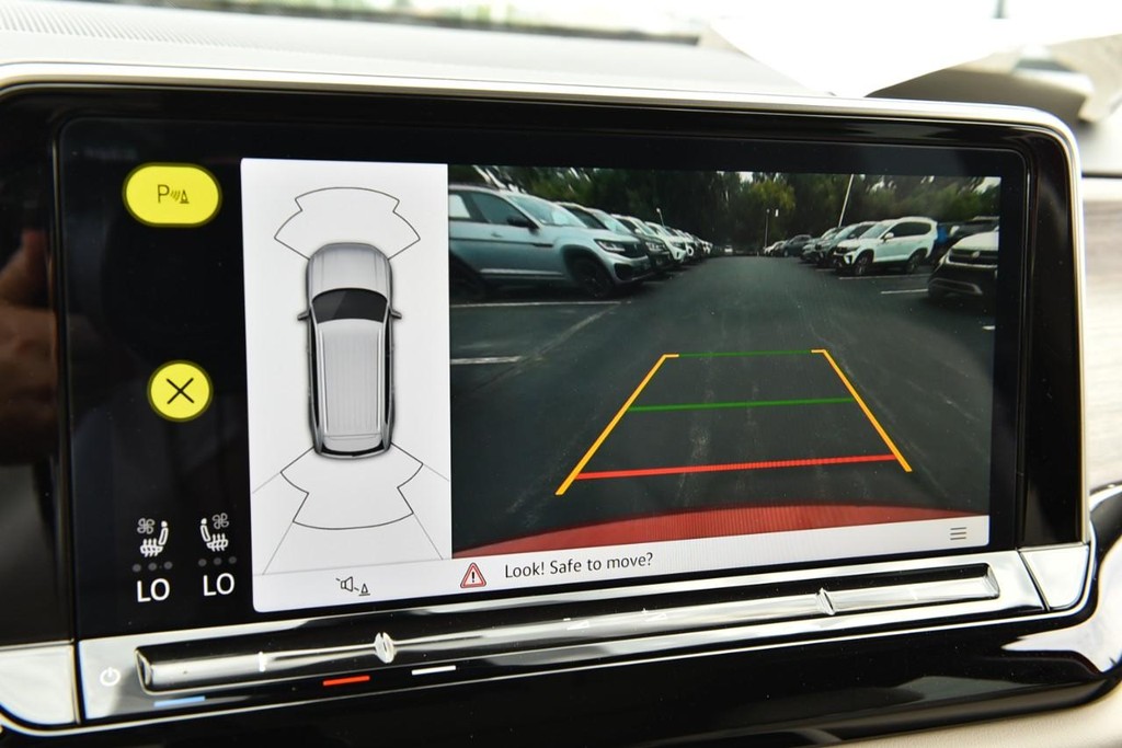 Volkswagen Atlas Vehicle Full-screen Gallery Image 13