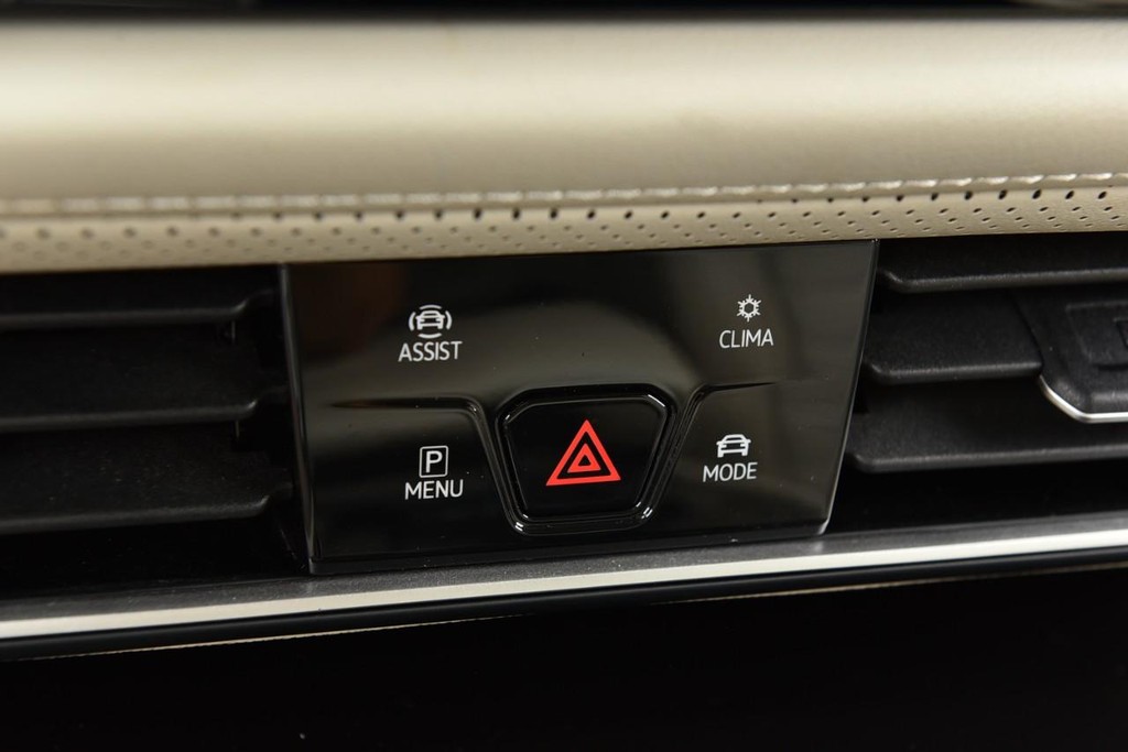 Volkswagen Atlas Vehicle Full-screen Gallery Image 15