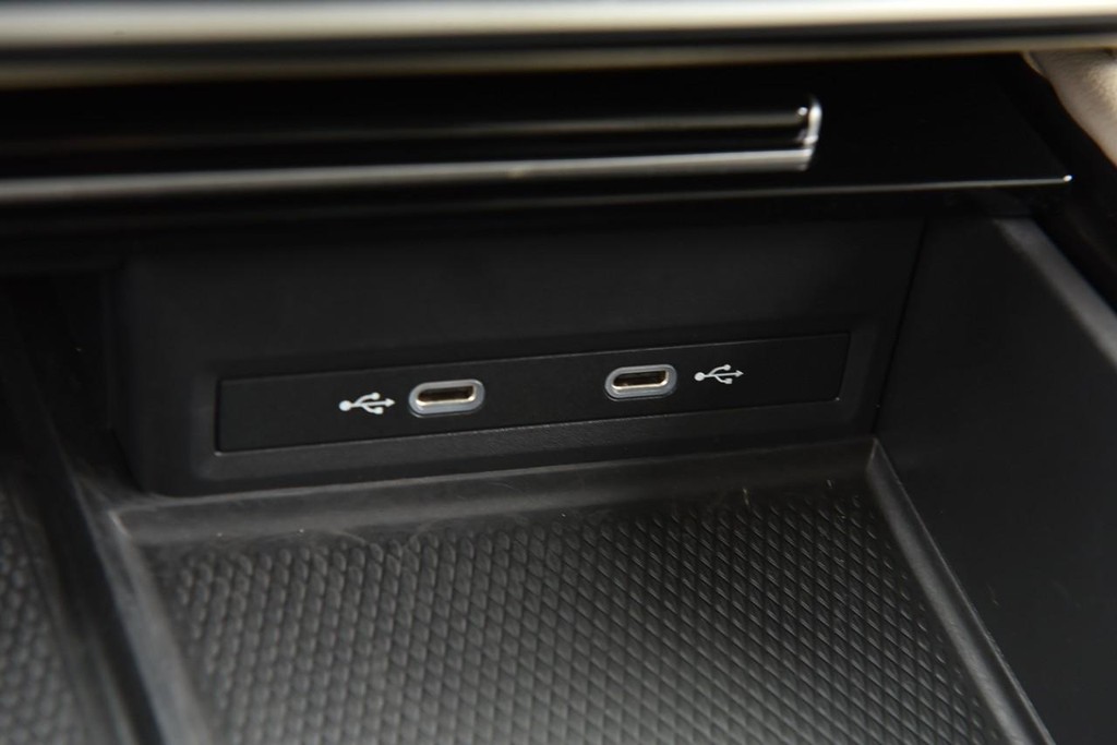 Volkswagen Atlas Vehicle Full-screen Gallery Image 16