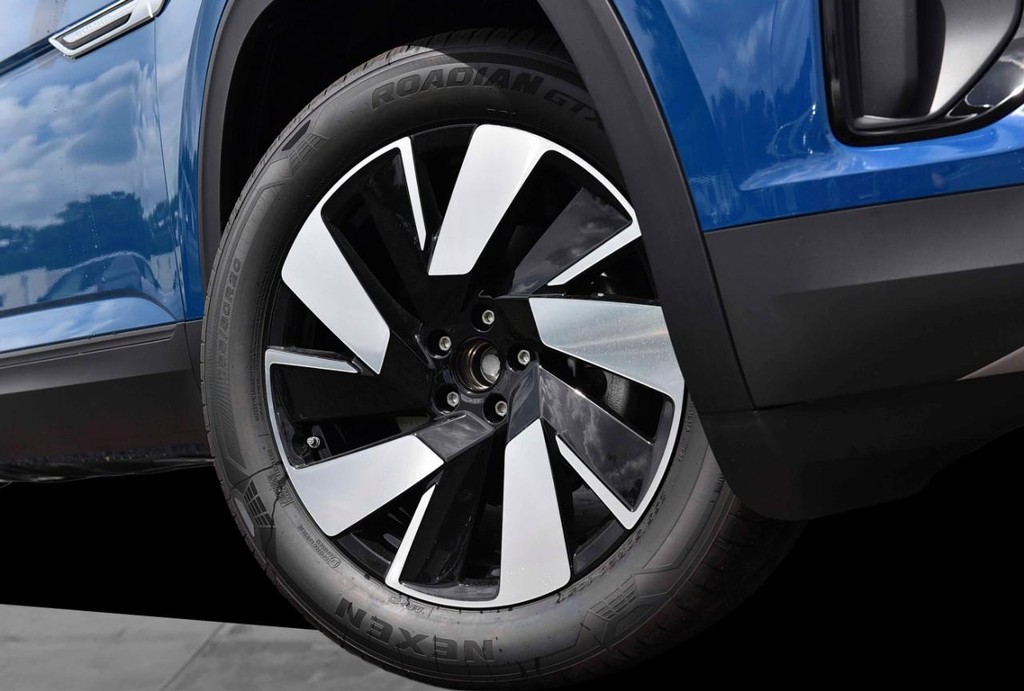 Volkswagen Atlas Cross Sport Vehicle Full-screen Gallery Image 3