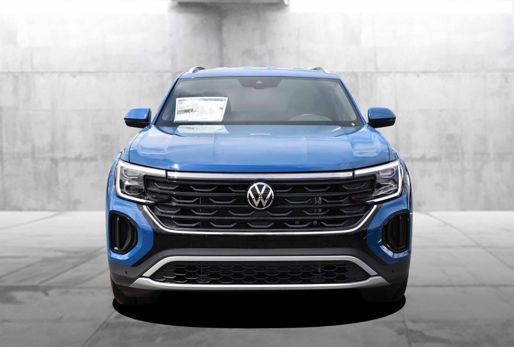 Volkswagen Atlas Cross Sport Vehicle Full-screen Gallery Image 4