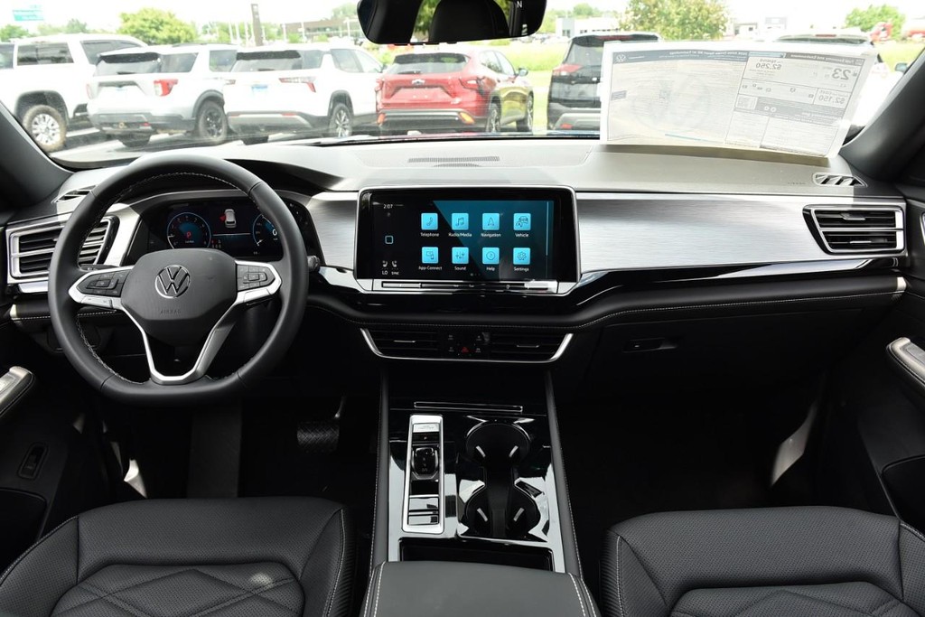 Volkswagen Atlas Cross Sport Vehicle Full-screen Gallery Image 7