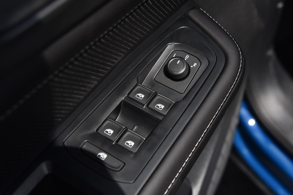 Volkswagen Atlas Cross Sport Vehicle Full-screen Gallery Image 8