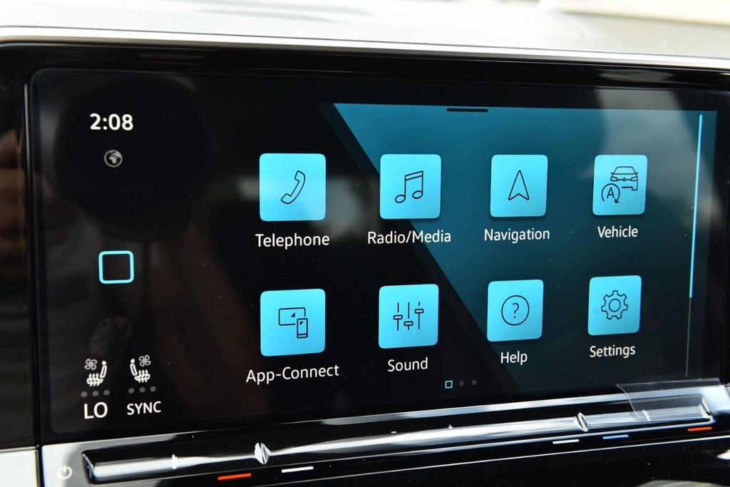 Volkswagen Atlas Cross Sport Vehicle Full-screen Gallery Image 14