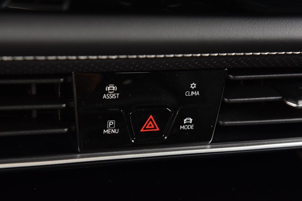 Volkswagen Atlas Cross Sport Vehicle Full-screen Gallery Image 15