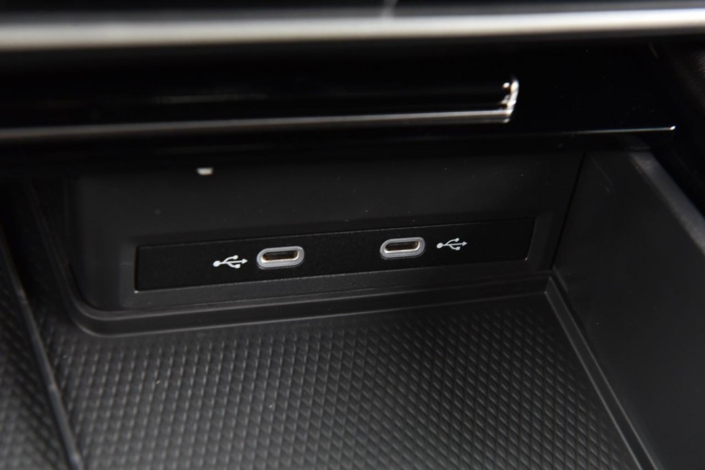 Volkswagen Atlas Cross Sport Vehicle Full-screen Gallery Image 16