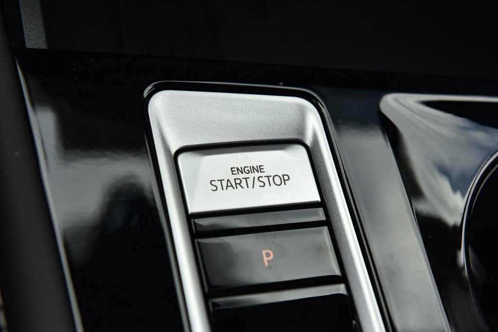 Volkswagen Atlas Cross Sport Vehicle Full-screen Gallery Image 17