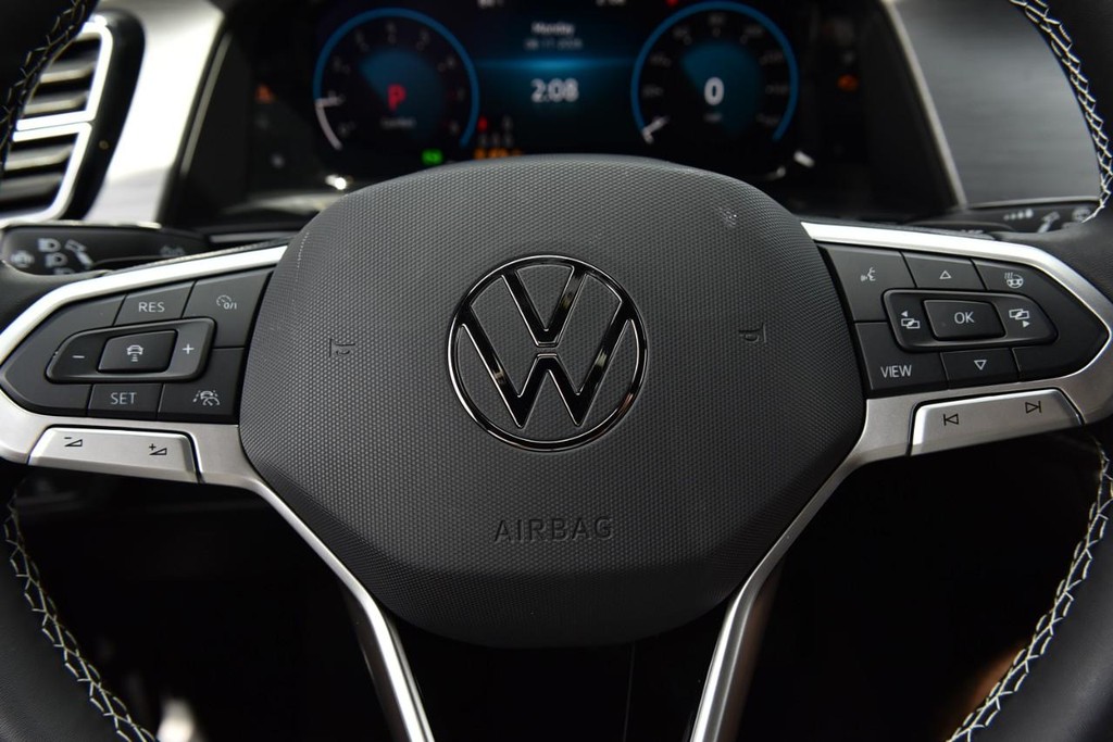 Volkswagen Atlas Cross Sport Vehicle Full-screen Gallery Image 18