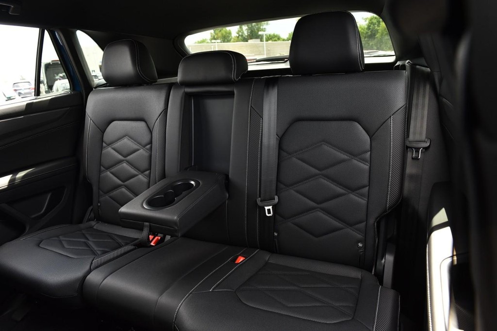 Volkswagen Atlas Cross Sport Vehicle Full-screen Gallery Image 21
