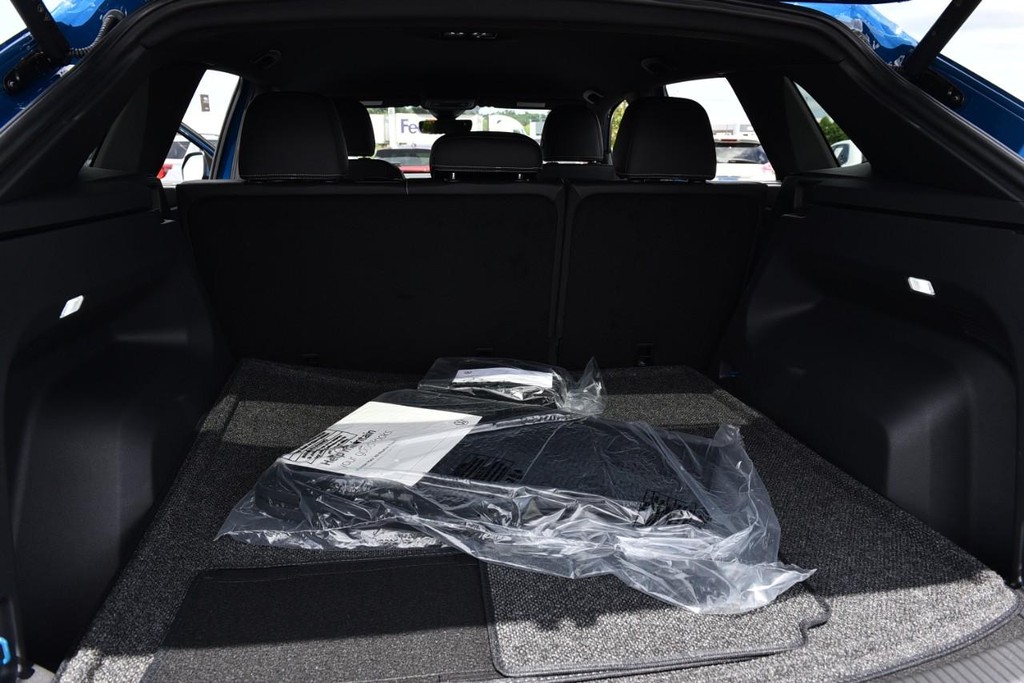Volkswagen Atlas Cross Sport Vehicle Full-screen Gallery Image 24