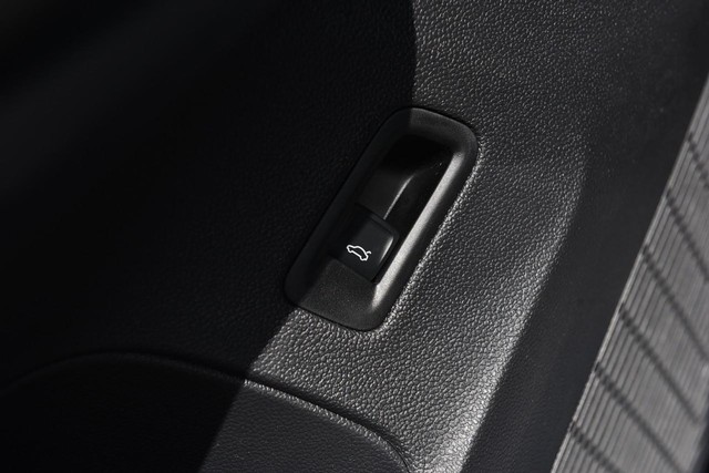 Volkswagen Atlas Cross Sport Vehicle Image 09