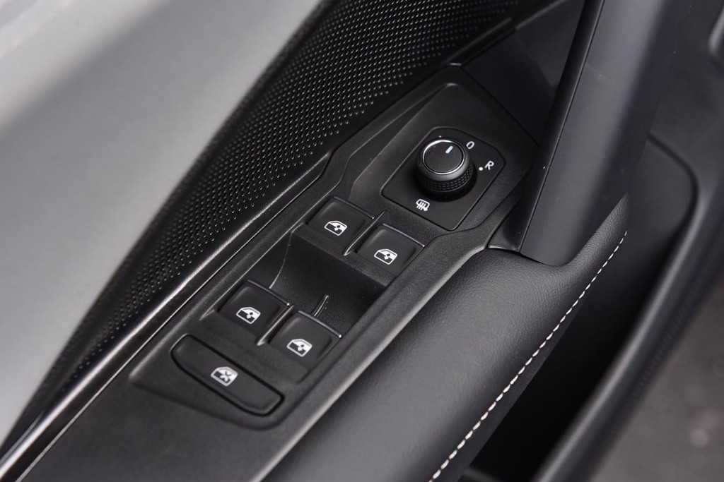 Volkswagen Tiguan Vehicle Full-screen Gallery Image 8