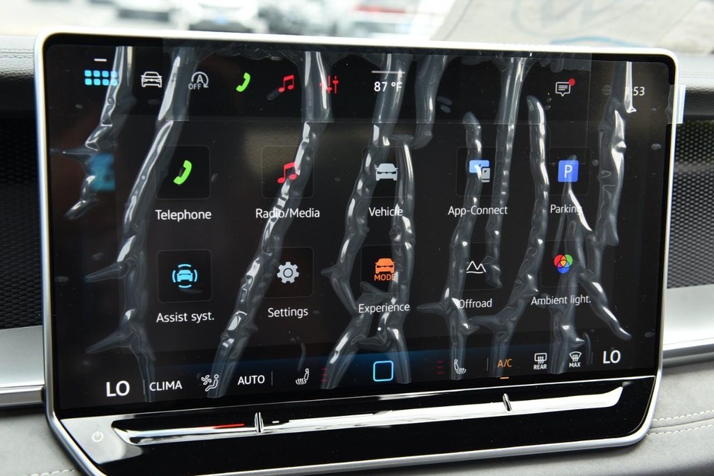 Volkswagen Tiguan Vehicle Full-screen Gallery Image 15