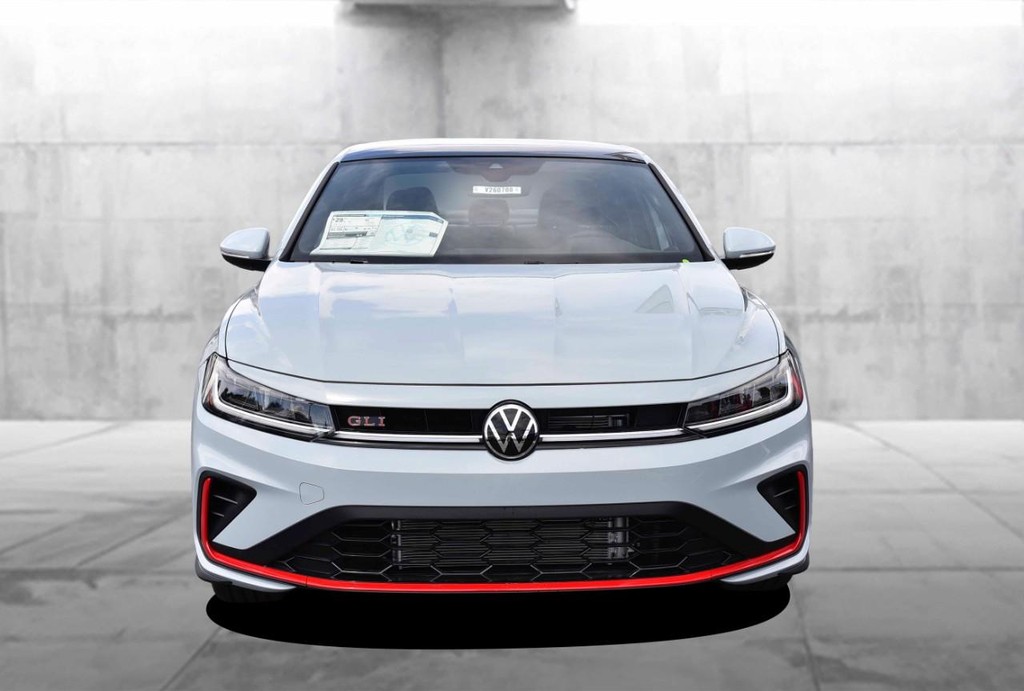 Volkswagen Jetta GLI Vehicle Full-screen Gallery Image 4